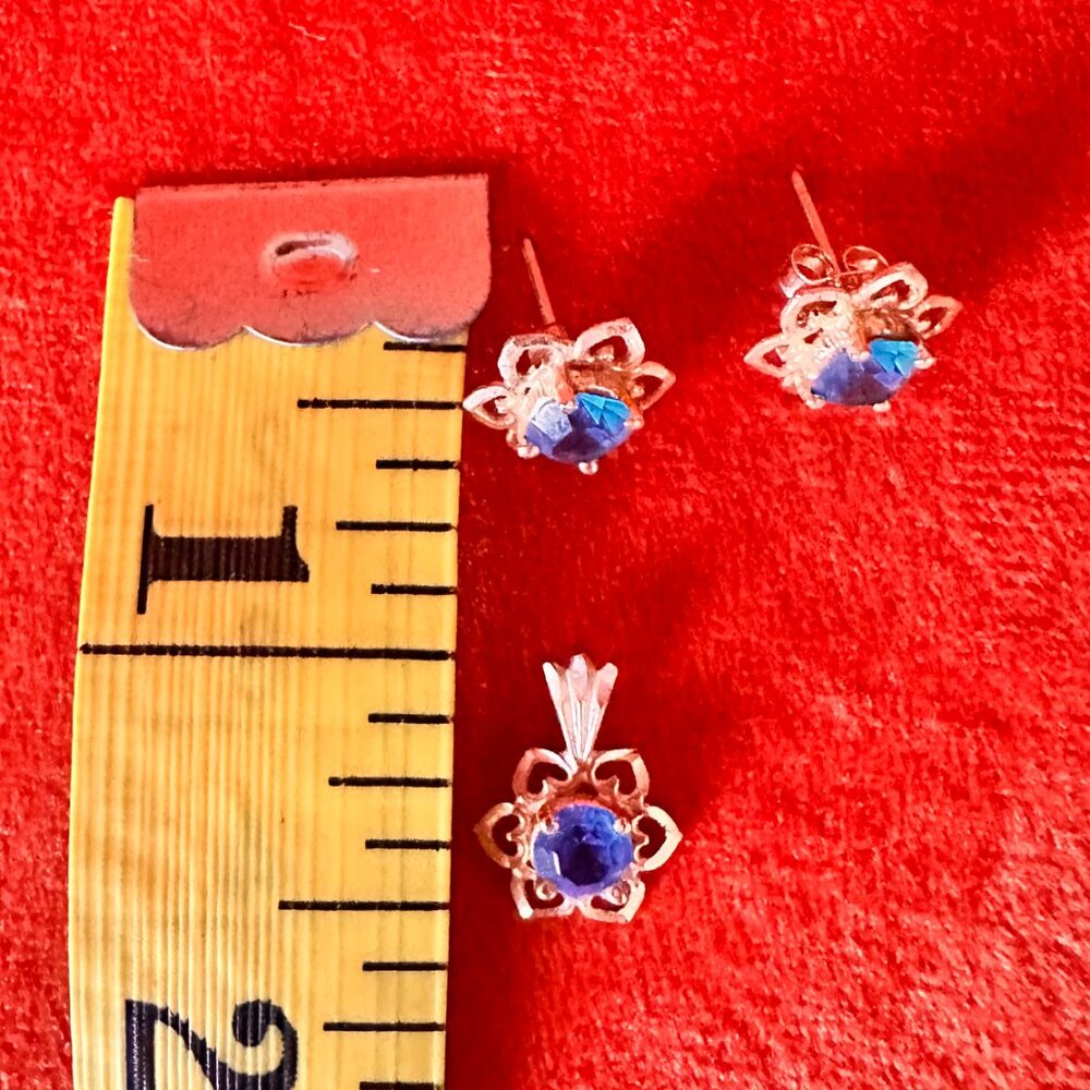 10K Solid Gold Stud Earrings & Pendant Set - Gently Used - Picture 3 of 9